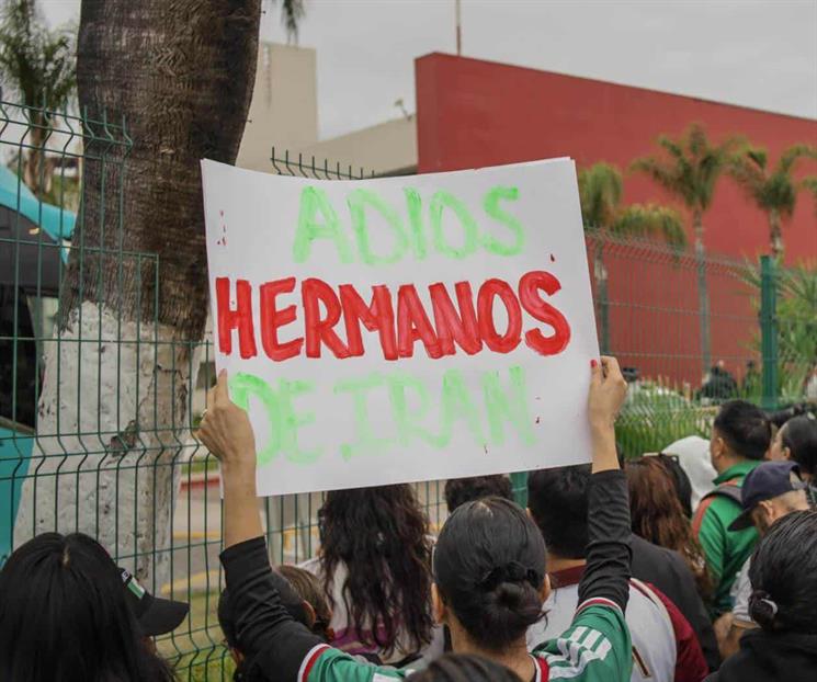 Despiden aficionados mexicanos a la selección de Irán Despiden aficionados mexicanos a la selección de Irán