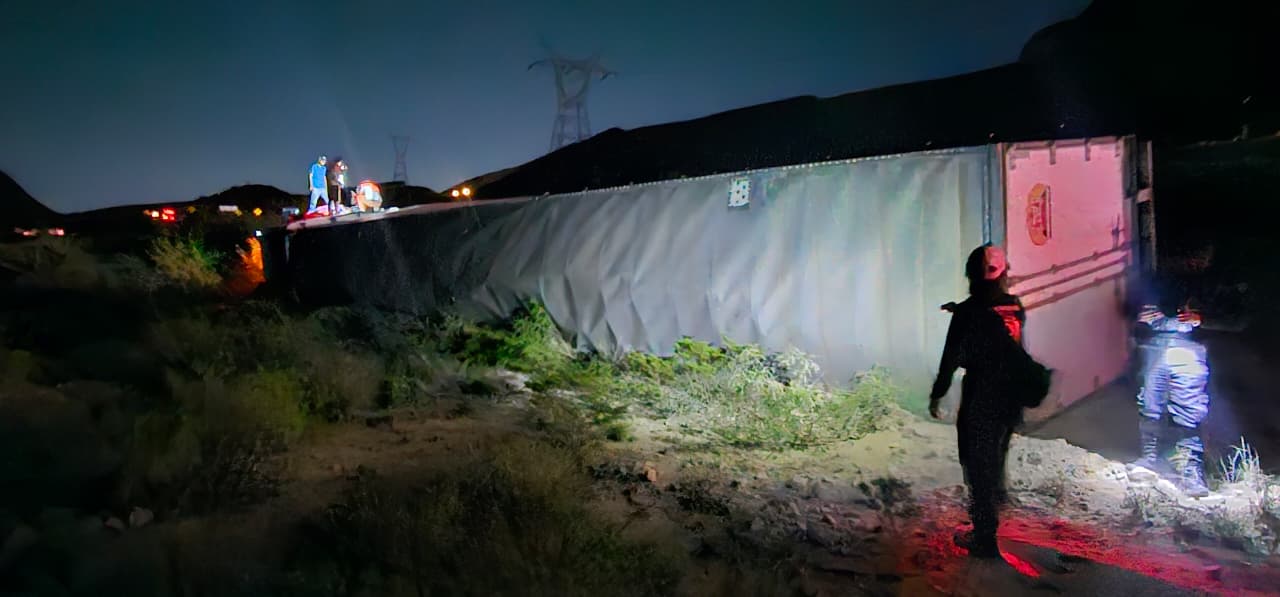 Vuelca tr&aacute;iler en la Saltillo
