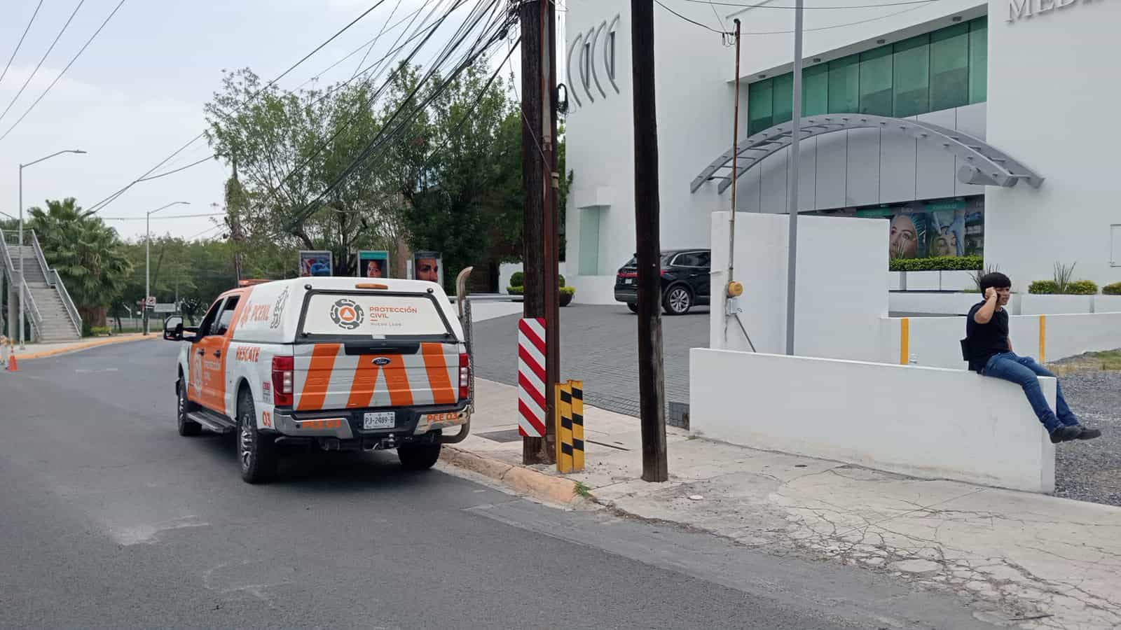 El conductor de un veh&iacute;culo Tesla que circulaba en piloto autom&aacute;tico, termin&oacute; volcado la tarde de ayer en el municipio de San Pedro, al perder el control de la unidad.