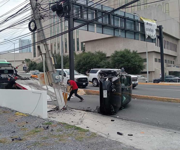 Vuelca auto en San Pedro