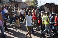 Un muerto y 900 detenidos por manifestaciones en Sud&aacute;frica