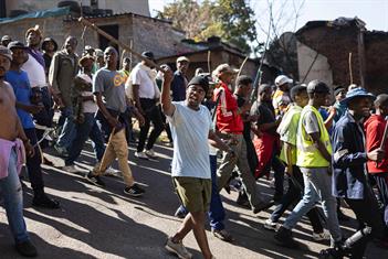 Un muerto y 900 detenidos por manifestaciones en Sud&aacute;frica