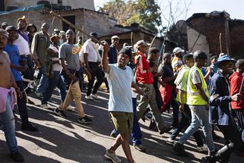 Un muerto y 900 detenidos por manifestaciones en Sud&aacute;frica