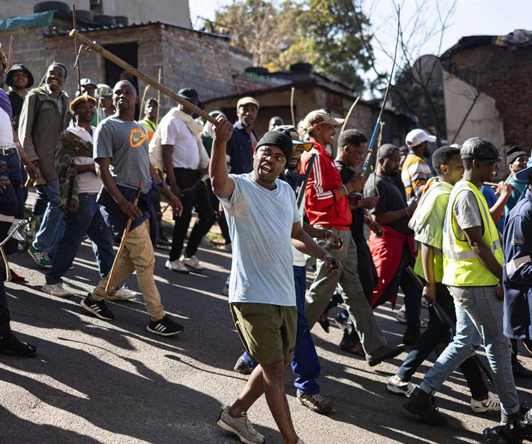 Un muerto y 900 detenidos por manifestaciones en Sud&aacute;frica
