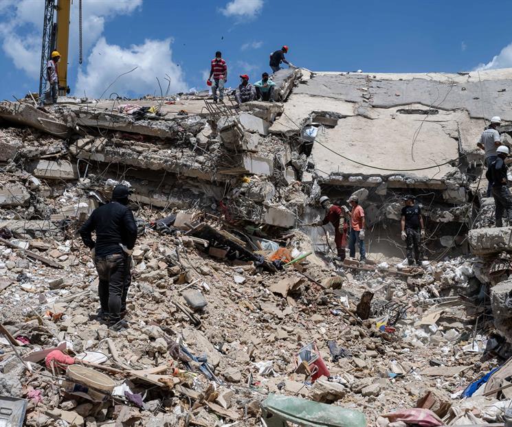 Rescates continúan en La Guaira a una semana de los sismos Rescates continúan en La Guaira a una semana de los sismos