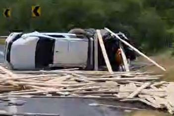 Vuelca camioneta en Montemorelos
