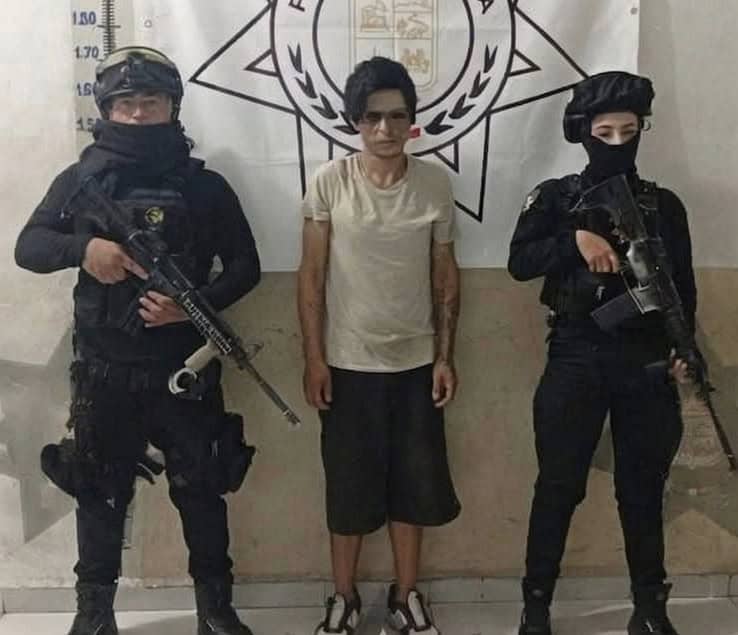 Elementos de la Secretar&iacute;a de Seguridad P&uacute;blica y Vialidad de Cadereyta Jim&eacute;nez, detuvieron a un hombre que era buscado por contar con una orden de aprehensi&oacute;n por delitos contra la salud, en la colonia Valle del Roble, sector Eucalipto.