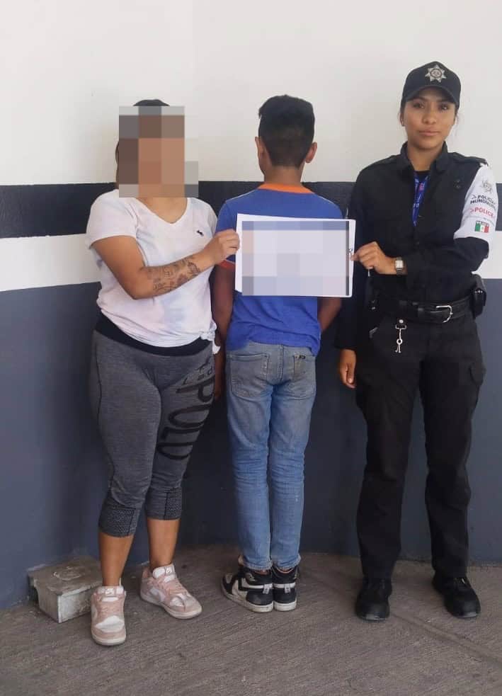Dentro del Operativo Mundial 2026, oficiales de la Polic&iacute;a de Monterrey localizaron a un menor de edad, que sali&oacute; de su casa para pasear con unos amigos y al perderlos de vista, no supo c&oacute;mo regresar, siendo localizado al estar recostado sobre la banqueta, en el centro de la ciudad.