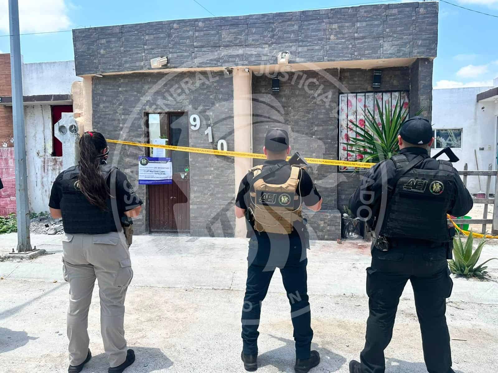 En un cateo realizado por la Fiscal&iacute;a General de Justicia de Nuevo Le&oacute;n en un domicilio de Ci&eacute;nega de Flores, se detuvo a un hombre y una mujer, adem&aacute;s de asegurarse droga, un auto, una moto y objetos relacionados con actividades de narcomenudeo.