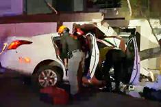 Se estrella taxi contra barda