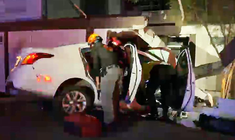 Se estrella taxi contra barda