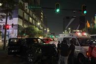 Circula en contra, choca, atropella y se estrella