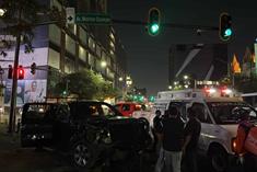 Circula en contra, choca, atropella y se estrella