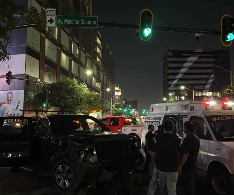 Circula en contra, choca, atropella y se estrella
