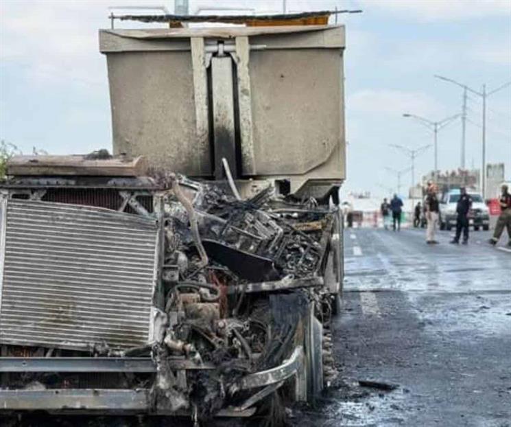 Se incendia tr&aacute;iler cargado con escombro sobre Miguel Alem&aacute;n