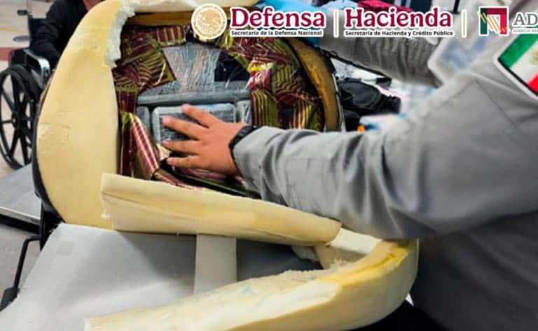 Pasajero intenta traficar 12 kilos de cocaína en silla de ruedas Pasajero intenta traficar 12 kilos de cocaína en silla de ruedas