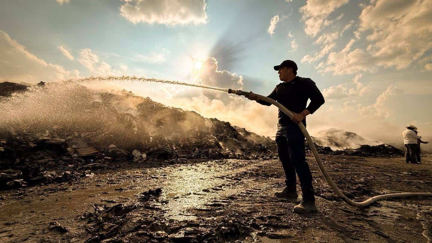 Despu&eacute;s de m&aacute;s de 12 horas de combatir el fuego, finalmente se logr&oacute; controlar en un 90 por ciento, el incendio al interior del basurero municipal de Pesquer&iacute;a, Nuevo Le&oacute;n.