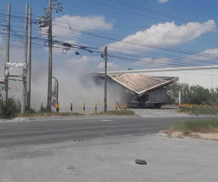 Arden veh&iacute;culos en San Nicol&aacute;s y Apodaca