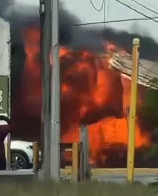 Dos personas lesionadas y da&ntilde;os materiales de consideraci&oacute;n, fue el saldo que dejaron tres incendios de veh&iacute;culos, en los municipios de Apodaca y San Nicol&aacute;s.