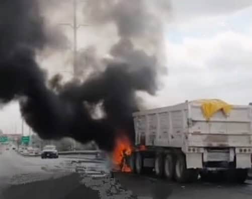 Un tr&aacute;iler cargado con varias toneladas de escombros, se incendi&oacute; en un puente vehicular de la Avenida Miguel Alem&aacute;n, provocando una intensa movilizaci&oacute;n de los puestos de socorro en Apodaca.