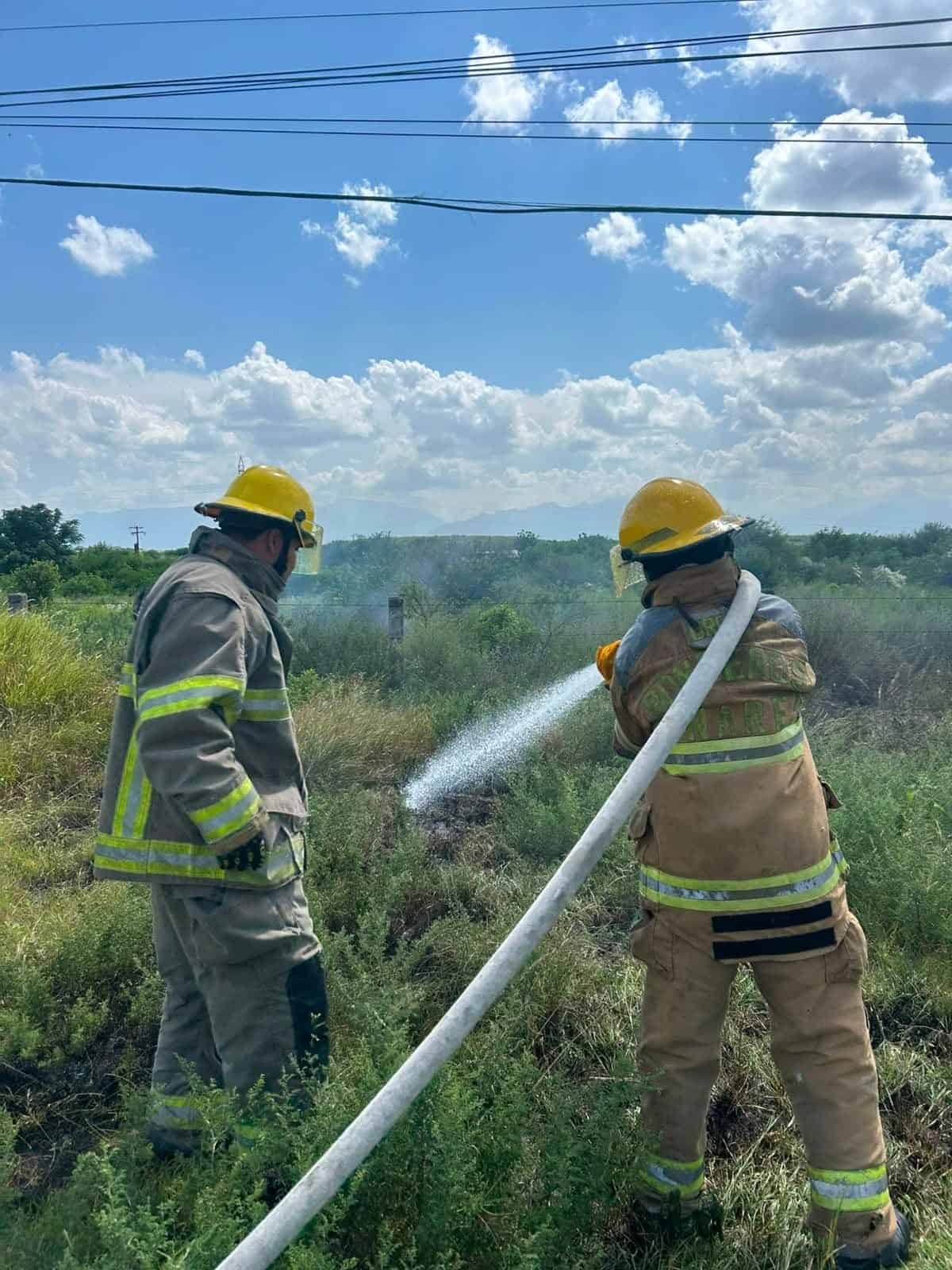 Elementos de Protecci&oacute;n Civil Municipal, se movilizaron a un predio bald&iacute;o del municipio de Linares, al reportarse un incendio de grandes proporciones.