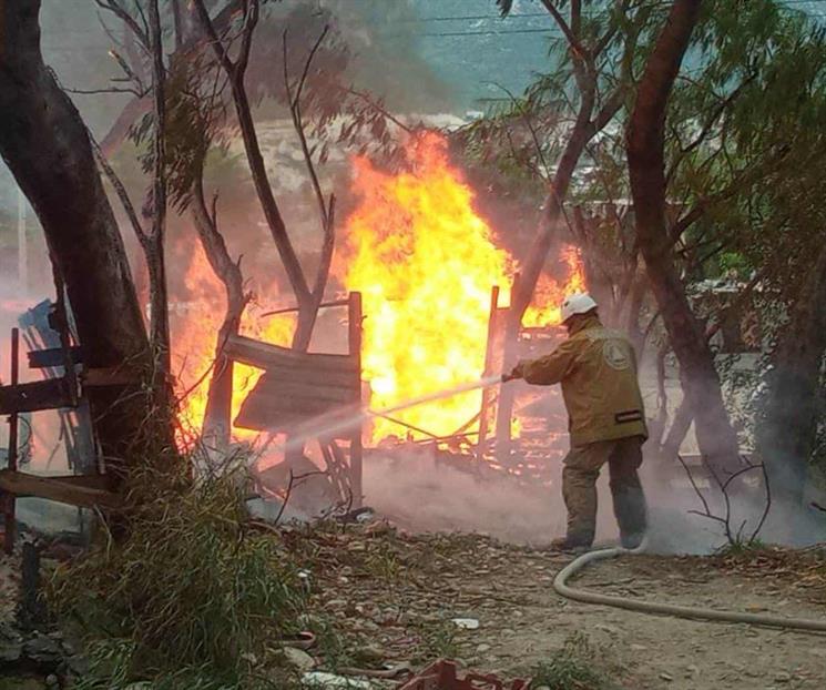Incendio consume ocho tejabanes en Santa Catarina