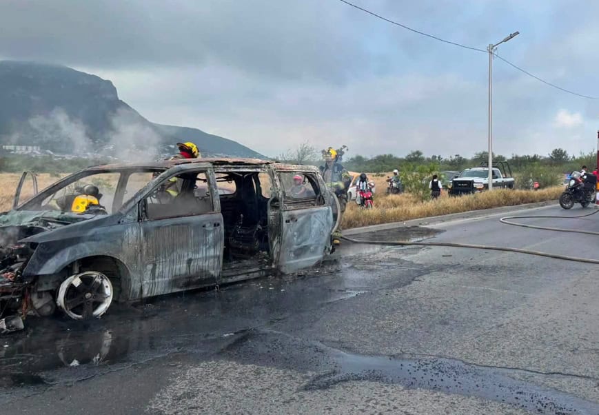 Acaba fuego con camioneta