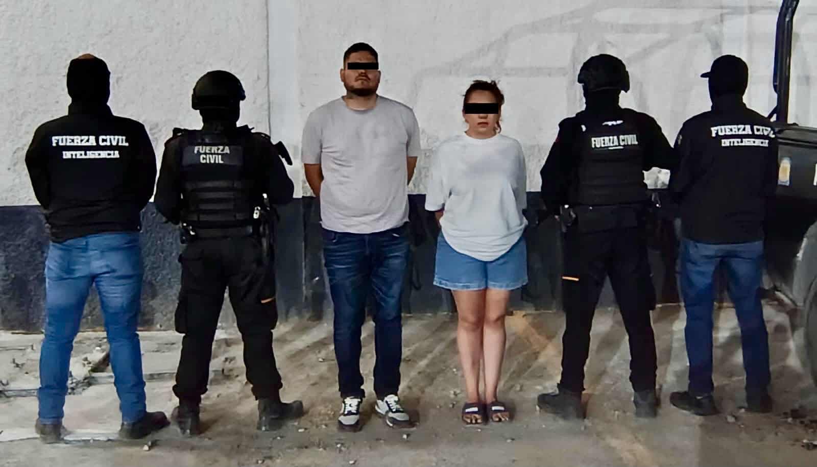 Oficiales de Fuerza Civil, una pareja presuntamente relacionada a un grupo de la delincuencia organizada, fue detenida en el municipio de Apodaca.