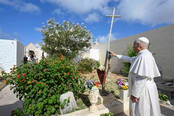 Exhorta papa a Europa a proteger migrantes