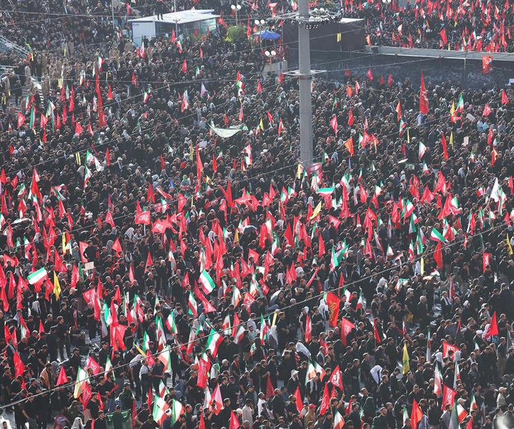 Afluencia masiva de fieles en el funeral del ayatol&aacute; iran&iacute; en Teher&aacute;
