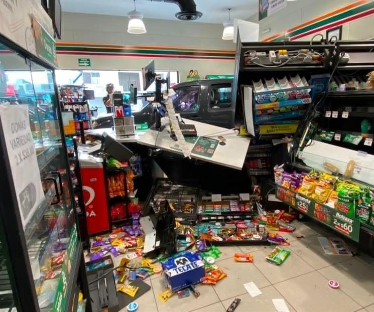 Camioneta se mete a 7 Eleven en San Nicolás Camioneta se mete a 7 Eleven en San Nicolás