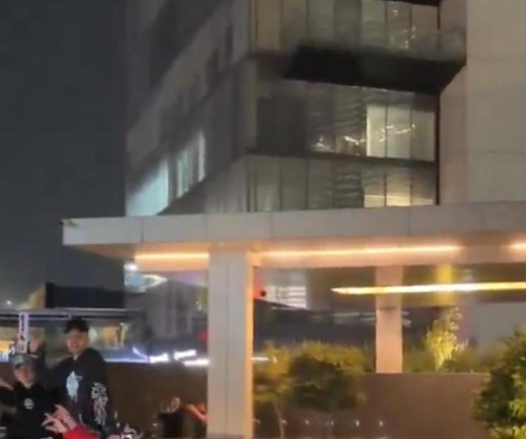 Mexicanos hacen ruido a las afueras del hotel de Inglaterra