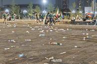 Dejan regios Macroplaza desolada y llena de basura
