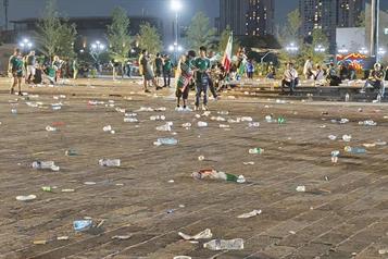 Dejan regios Macroplaza desolada y llena de basura