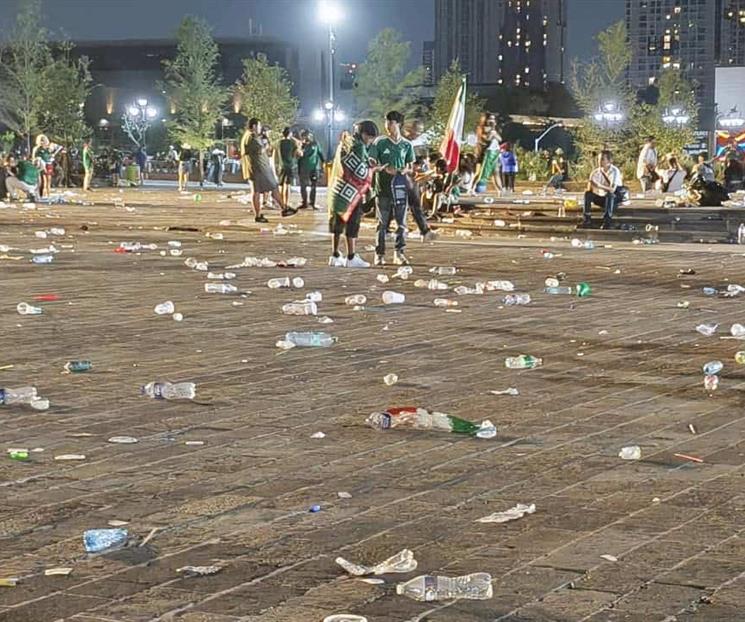 Dejan regios Macroplaza desolada y llena de basura