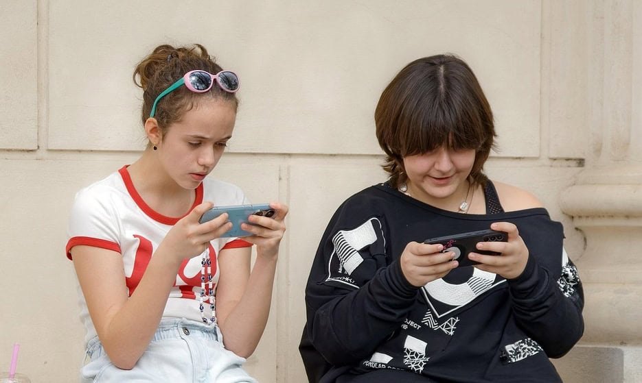 &iquest;C&oacute;mo afecta el scroll infinito al cerebro de los adolescentes?