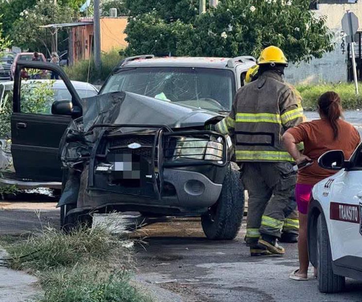 Impacta camioneta contra árbol Impacta camioneta contra árbol