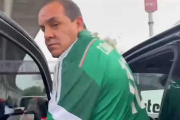 Confrontan manifestantes a Cuauht&eacute;moc Blanco