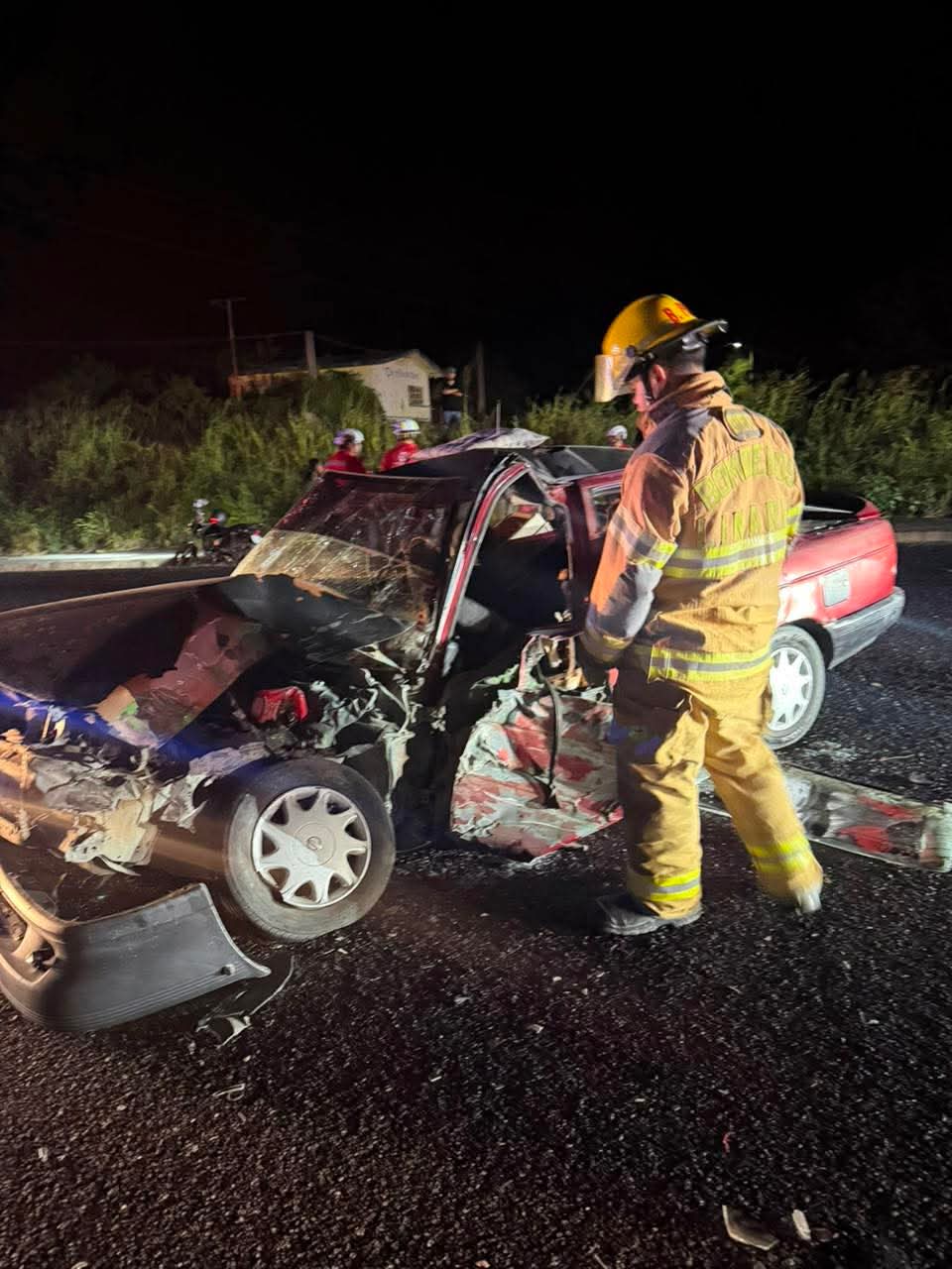 El conductor de un auto compacto qued&oacute; prensado luego de estrellarse contra la caja de un tr&aacute;iler, la madrugada de ayer en la Carretera Nacional a la altura del municipio de Linares.