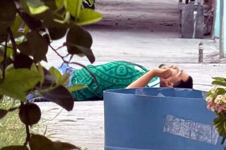 Un hombre fue ejecutado ayer en calles de la Colonia Jardines de Monterrey, municipio de Apodaca, al parecer por una deuda de dinero.
