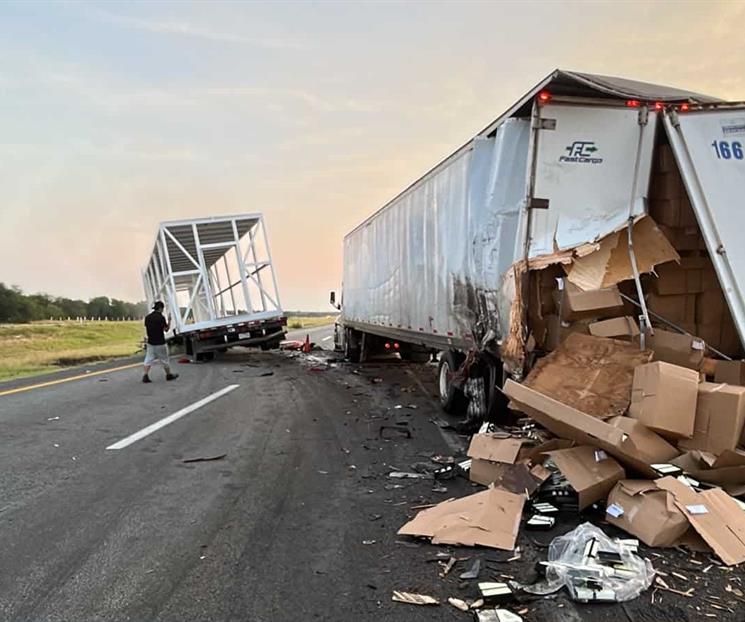 Choca su tráiler y luego se incendia Choca su tráiler y luego se incendia