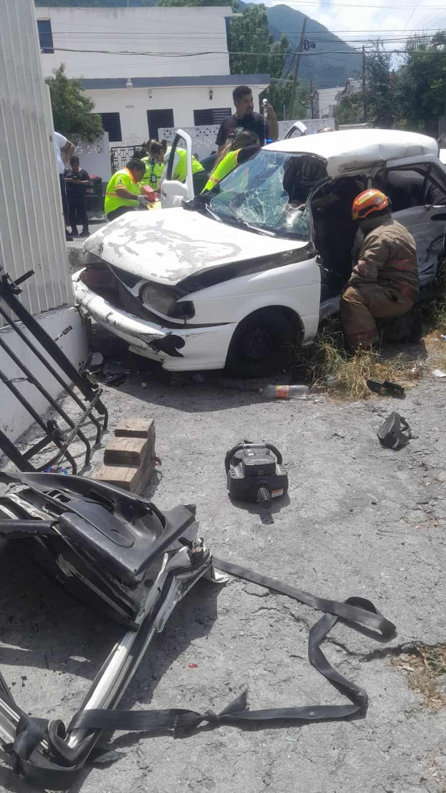 Luego de que se le fue su auto de bajada por una calle, un conductor en aparente estado de ebriedad qued&oacute; prensado al estrellarse contra un auto estacionado y la barda de un k&iacute;nder, esta ma&ntilde;ana en la Colonia La Estanzuela, al sur de Monterrey.
