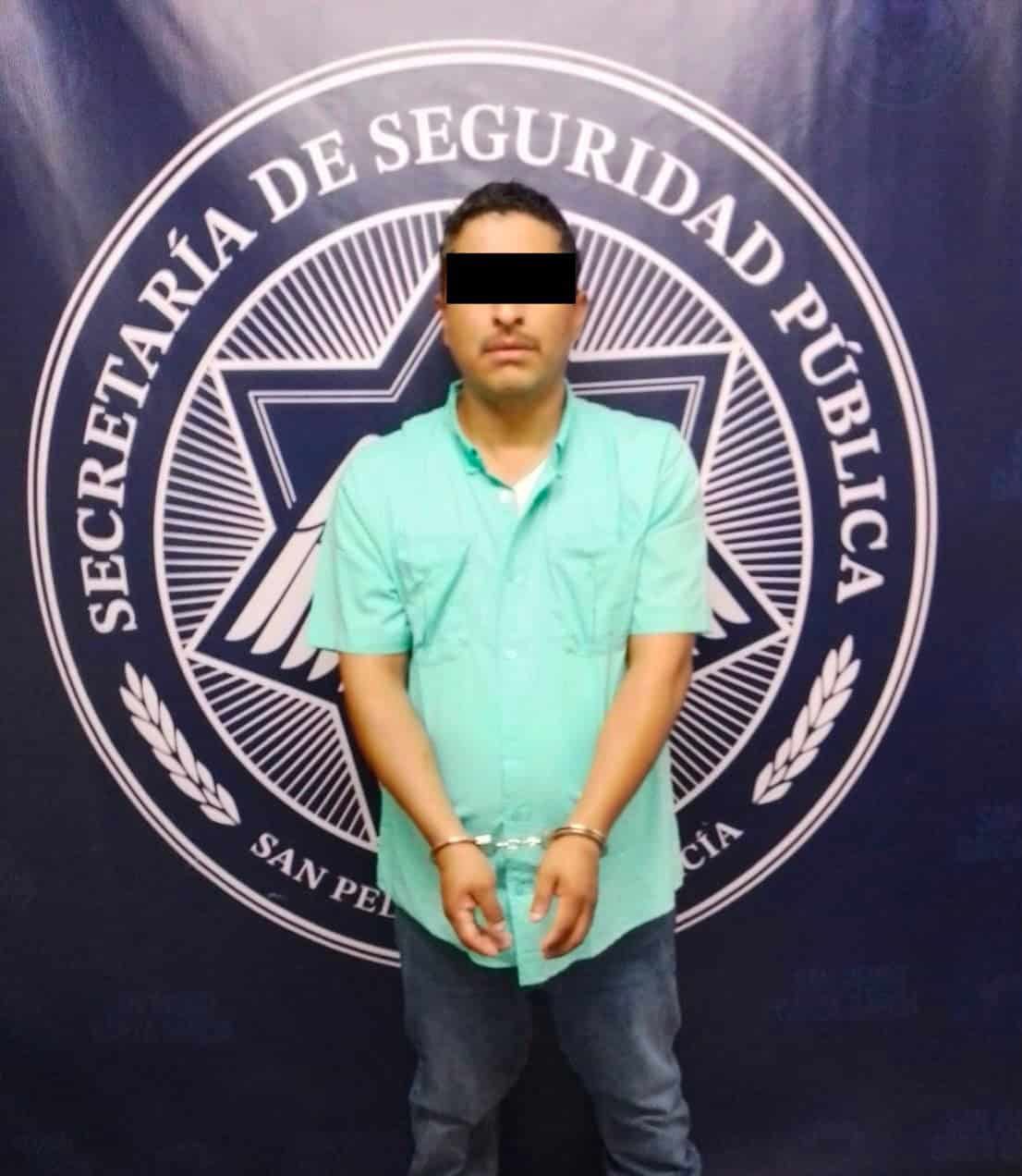 Mediante trabajos de vigilancia que realiza la Secretar&iacute;a de Seguridad P&uacute;blica de San Pedro, elementos de la corporaci&oacute;n detuvieron a un hombre que circulaba a bordo de un veh&iacute;culo con placas presuntamente ap&oacute;crifas.