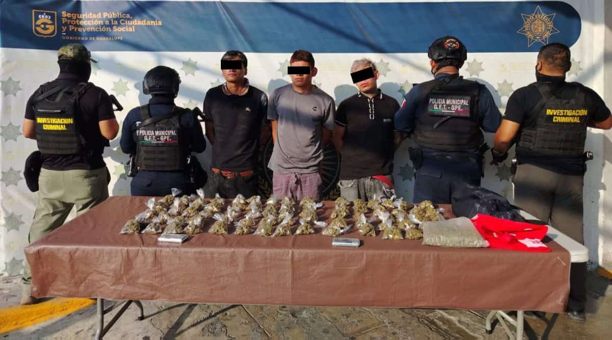 En tres operativos realizados en distintos puntos de Guadalupe, elementos del Grupo Especial T&aacute;ctico (GET) de la polic&iacute;a municipal capturaron a siete presuntos narcodistribuidores, asegurando 164 dosis de droga, una bolsa con marihuana, cinco b&aacute;sculas digitales, una r&eacute;plica de arma de fuego, dinero en efectivo y dos veh&iacute;culos.