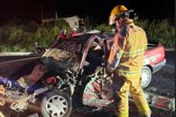 Impacta auto contra tráiler Impacta auto contra tráiler