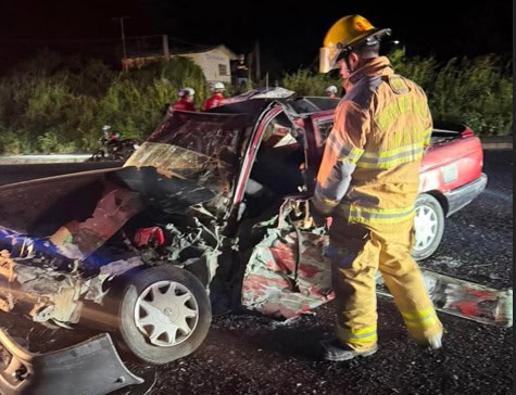 Impacta auto contra tr&aacute;iler