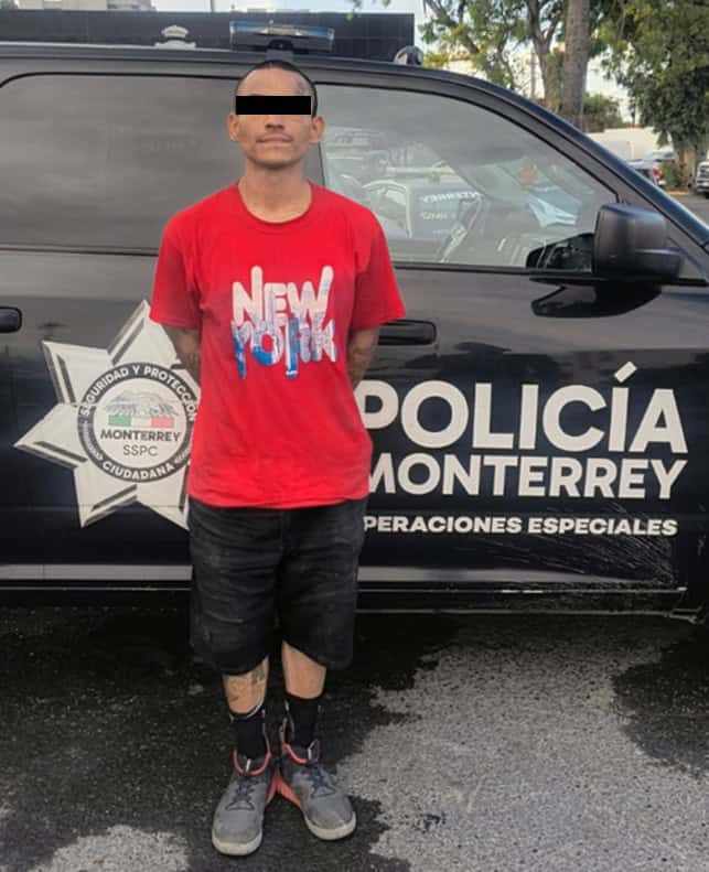 En poder de 40 dosis de una sustancia s&oacute;lida y similar a la droga tipo cristal, as&iacute; como un arma de fuego Calibre .9mil&iacute;metros, un hombre fue arrestado por elementos de la Polic&iacute;a de Monterrey en el centro de la ciudad.