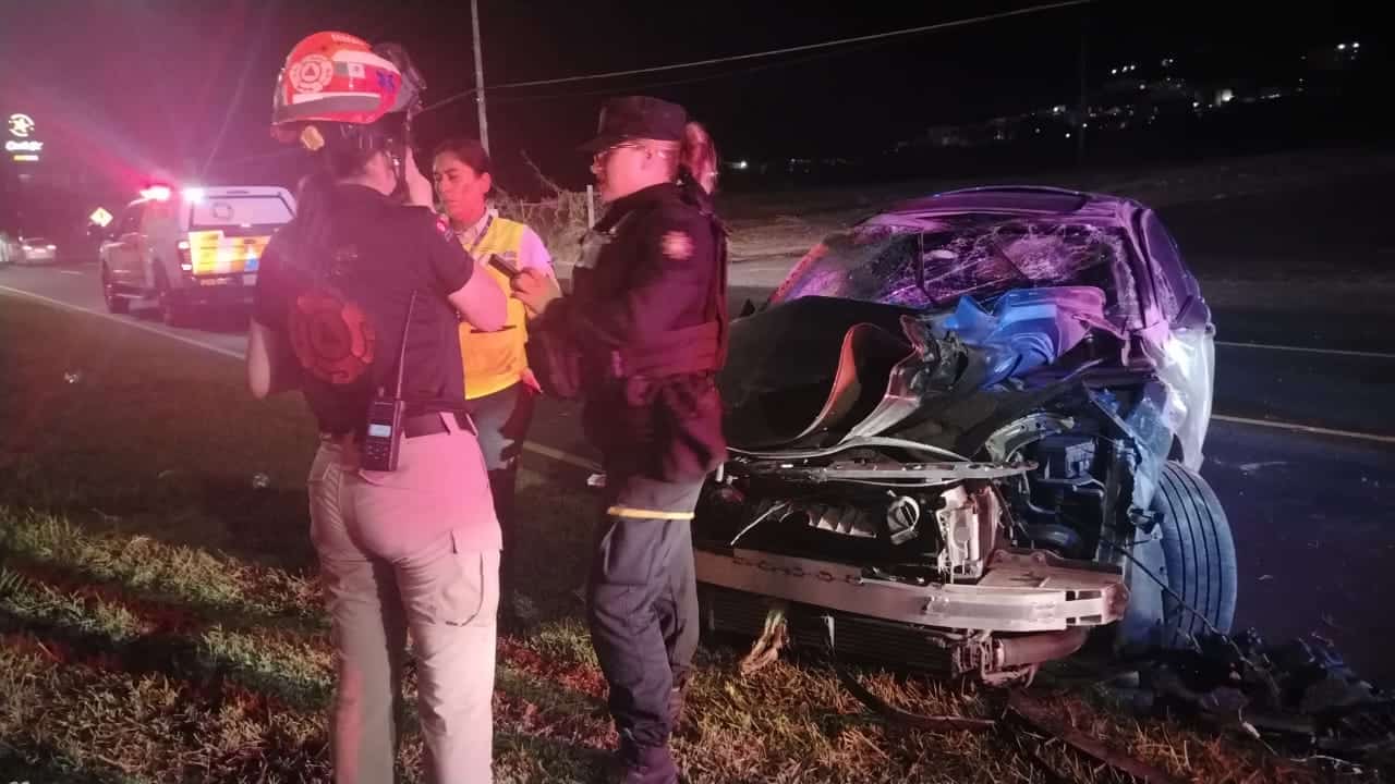 Un menor de edad result&oacute; lesionado luego de estrellar su auto contra la parte posterior de un tr&aacute;iler, la noche del lunes en la Carretera Nacional a la altura de El Barro, al sur de Monterrey.