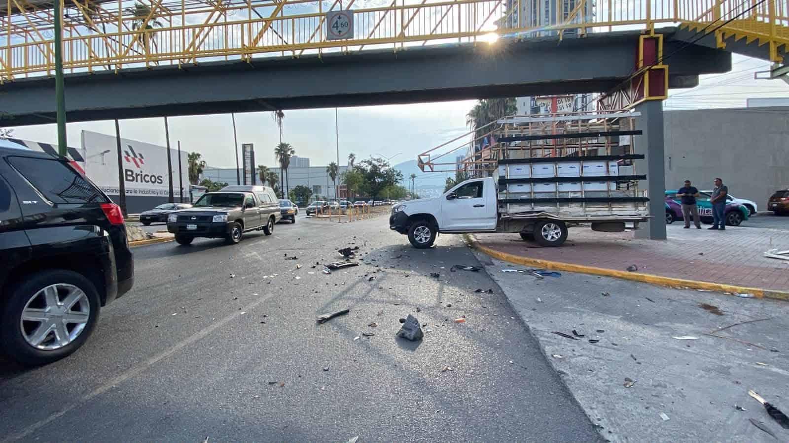 Una camioneta Cadillac valuada en m&aacute;s de tres millones de pesos, termin&oacute; destrozada, despu&eacute;s de impactarse en un costado de una camioneta de tres y media toneladas, en la zona centro de Monterrey.