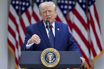 De Mussolini a Trump: cuando la pol&iacute;tica mancha la pelota